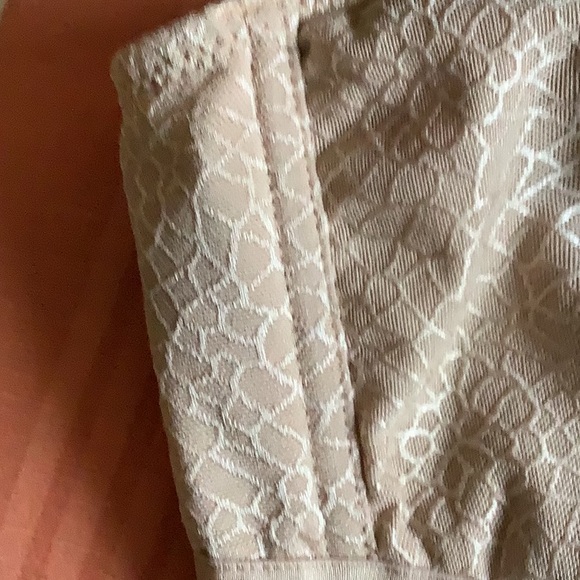 Chantelle magnifique wire free bra, sz 36DD. Worn 2 times and laundered - Picture 2 of 4